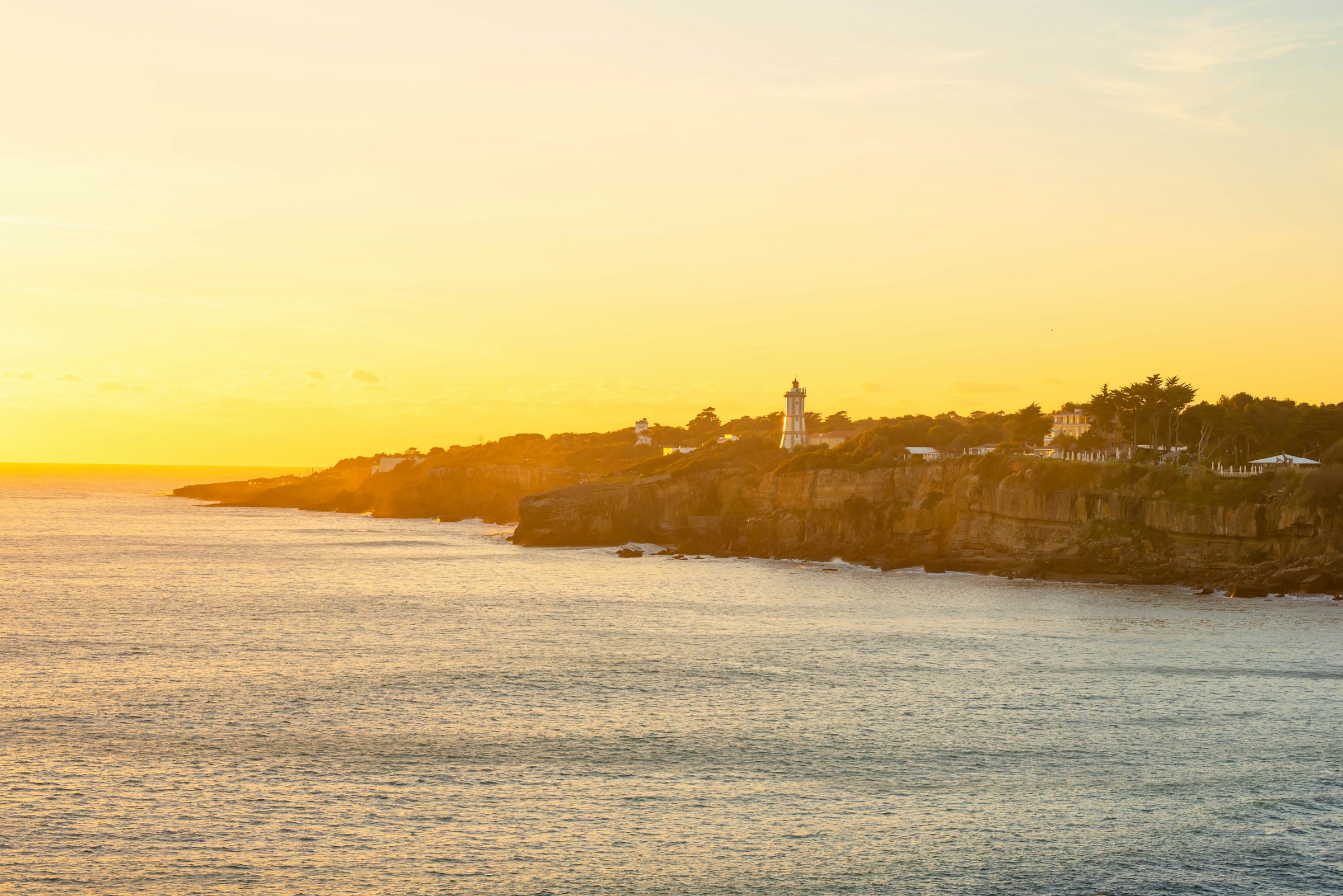 Costa de Cascais e Farol da Guia ao pôr do sol